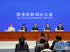 國務(wù)院政策例行吹風(fēng)會(huì)主席臺(tái)_.jpg