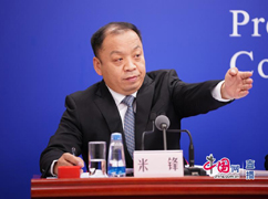 國(guó)家衛(wèi)生健康委新聞發(fā)言人、宣傳司副司長(zhǎng)米鋒邀請(qǐng)記者提問(wèn).jpg