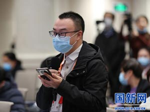 紅星新聞?dòng)浾咛釂?wèn)_large.jpg