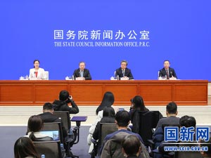 國務(wù)院政策例行吹風(fēng)會主席臺_.jpg