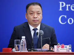 國家衛(wèi)生健康委新聞發(fā)言人、宣傳司副司長米鋒主持發(fā)布會.jpg