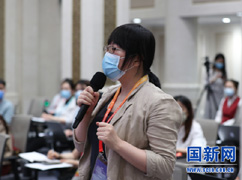 00界面新聞?dòng)浾咛釂?wèn)_large.jpg