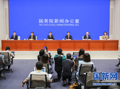 00國務院政策例行吹風會主席.jpg