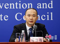 郵政局市場監(jiān)管司副司長邊作棟回答記者提問.jpg