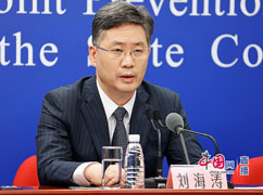 移民局邊防檢查管理司司長(zhǎng)劉海濤回答記者提問(wèn).jpg