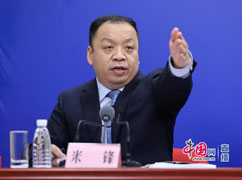 12國家衛(wèi)健委新聞發(fā)言人、宣傳司副司長米鋒邀請記者提問.jpg