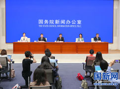 6國務(wù)院政策例行吹風會主席臺_large.jpg