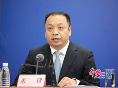 2國家衛(wèi)建委新聞發(fā)言人、宣傳司副司長米鋒主持發(fā)布會.jpg