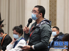 澎湃新聞?dòng)浾咛釂?wèn)_large.jpg