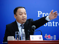 10國家衛(wèi)生健康委新聞發(fā)言人、宣傳司副司長米鋒邀請記者提問.jpg
