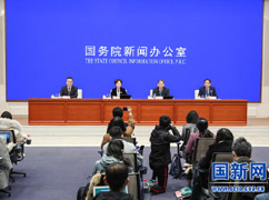 國務(wù)院政策例行吹風(fēng)會主席臺.jpg