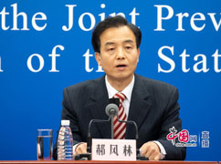 6教育部體育衛(wèi)生與藝術(shù)教育司一級(jí)巡視員郝風(fēng)林回答記者提問.jpg