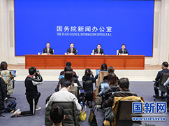 5國務(wù)院政策例行吹風(fēng)會(huì)主席臺_large.jpg