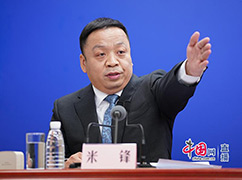 10國家衛(wèi)生健康委新聞發(fā)言人、宣傳司副司長米鋒邀請記者提問.jpg