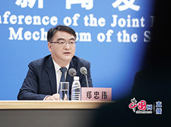 16科研攻關(guān)組疫苗研發(fā)專班工作組組長(zhǎng)、國(guó)家衛(wèi)生健康委科技發(fā)展中心主任鄭忠偉回答記者提問(wèn).jpg