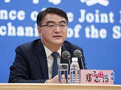 11科研攻關(guān)組疫苗研發(fā)專(zhuān)班工作組組長(zhǎng)、國(guó)家衛(wèi)生健康委科技發(fā)展中心主任鄭忠偉回答記者提問(wèn).jpg