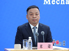 2國家衛(wèi)生健康委新聞發(fā)言人、宣傳司副司長米鋒主持發(fā)布會.jpg