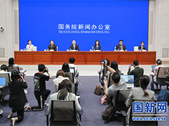 7.國務(wù)院政策例行吹風(fēng)會主席臺_large.jpg