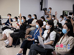 4發(fā)布會(huì)記者舉手提問(wèn).jpg