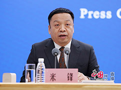 國家衛(wèi)生健康委新聞發(fā)言人、宣傳司副司長米鋒主持發(fā)布會.jpg