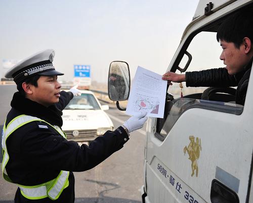 3月1日,交警為貨車司機講解繞行線路。當(dāng)日,天津限行新規(guī)開始實施。由于實施首日恰逢周末,外環(huán)線內(nèi)機動車工作日尾號限行、外埠機動車早晚高峰限行將在3月3日正式實施。外環(huán)線“限貨”沒有工作日和法定節(jié)假日之分的,因此自今日起,每日7時至19時禁止貨運機動車在外環(huán)線上通行。新華社記者 張晨霖 攝