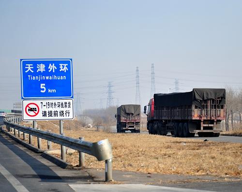 3月1日,兩輛貨車下高速后繞行。新華社記者 張晨霖 攝