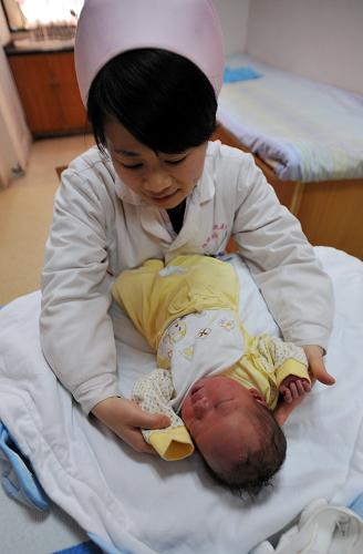 3月1日,在廣西桂林市第一人民醫(yī)院產(chǎn)科,護(hù)師孟慶在護(hù)理一名新生嬰兒。當(dāng)日,廣西正式實(shí)施單獨(dú)二孩政策。廣西計(jì)生部門指出,辦理單獨(dú)二孩生育證程序并不復(fù)雜,如符合單獨(dú)二孩條件的夫婦在今年3月1日前已懷孕尚未生育,3月1日零時(shí)以后可以按有關(guān)規(guī)定補(bǔ)辦二孩生育證。新華社記者 陸波岸 攝