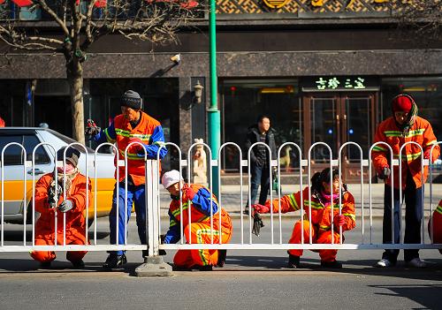 3月2日,長春市朝陽區(qū)環(huán)衛(wèi)永昌大隊的環(huán)衛(wèi)工人在清洗交通護欄。近日,吉林省長春市氣溫回升,千余名環(huán)衛(wèi)工人走上街頭,集中對經(jīng)過一個冬天風雪“洗禮”的交通隔離護欄、隔離帶進行清洗,在積雪消融后還城市一個整潔、干凈的路面環(huán)境。新華社記者 許暢 攝