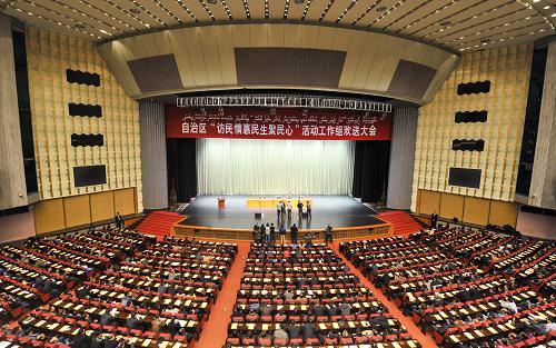 3月2日,首批赴基層服務(wù)的干部代表在新疆人民會(huì)堂參加歡送大會(huì)。當(dāng)日,新疆維吾爾自治區(qū)正式啟動(dòng)20萬名機(jī)關(guān)干部下基層活動(dòng),首批7萬名干部組成工作組,開始進(jìn)駐定點(diǎn)村,開展為期一年的“訪民情、惠民生、聚民心”活動(dòng)。新華社記者 江文耀 攝