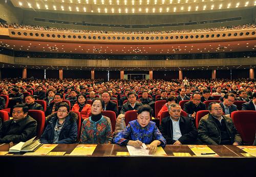 3月2日,首批赴基層服務(wù)的干部代表在新疆人民會(huì)堂參加歡送大會(huì)。新華社記者 江文耀 攝