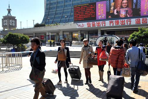 3月2日,幾位旅客走出昆明火車站。當(dāng)日,警方加強對昆明“3·01”嚴(yán)重暴力恐怖事件發(fā)生地昆明火車站的警戒力度,對出入火車站的可疑車輛及行人實施監(jiān)控排查,疏導(dǎo)道路交通,維護旅客出入安全。目前,昆明火車客運站各車次發(fā)送旅客正常,車站秩序井然。新華社記者 陳海寧 攝
