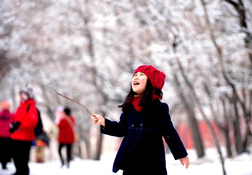 3月4日,在世界文化遺產(chǎn)沈陽昭陵,一名小女孩在賞雪。當(dāng)天,一場中雪光臨沈陽。沈陽市區(qū)銀裝素裹,景色迷人,市民走出家門玩雪、賞雪。新華社發(fā)(張文魁 攝)