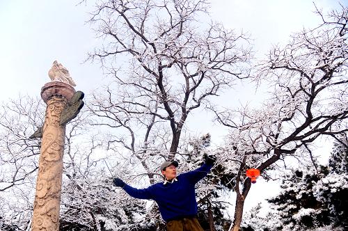 3月4日,在世界文化遺產(chǎn)沈陽昭陵,一位老人在雪地里抖空竹。新華社發(fā)(張文魁 攝)