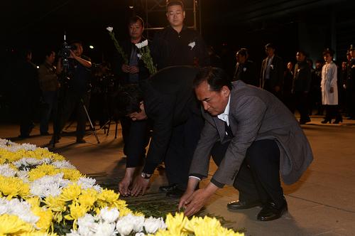 3月4日,參加祭奠活動的市民為逝者獻上鮮花。當日,昆明市在市級行政中心廣場舉行“3·01”嚴重暴力恐怖事件遇難者祭奠活動。新華社發(fā)(胡超 攝)