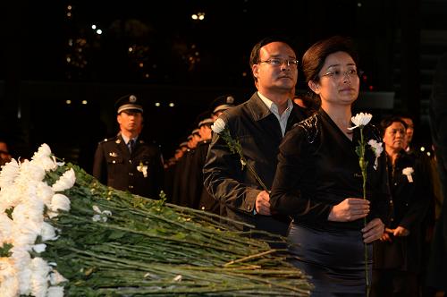 3月4日,人們在祭奠儀式上靜靜肅立,悼念遇難同胞。 新華社發(fā)(胡超 攝)