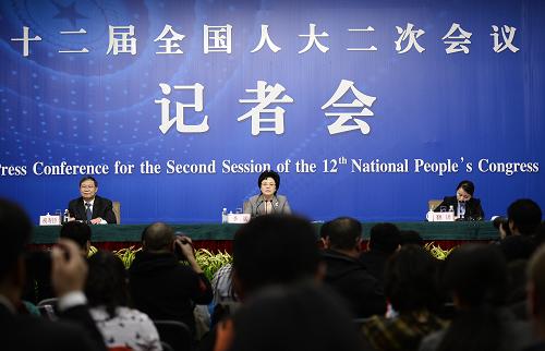 3月6日,十二屆全國人大二次會議新聞中心舉行記者會,邀請國家衛(wèi)生和計劃生育委員會主任李斌就“衛(wèi)生計生事業(yè)改革發(fā)展”的相關(guān)問題回答中外記者的提問。 新華社記者 王鵬 攝