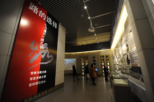 3月5日,參觀者在遼寧反腐倡廉展覽館內參觀展覽。新華社記者 潘昱龍 攝