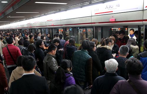 乘客在人民廣場地鐵站1號線站臺上下車(3月7日攝)。據(jù)上海地鐵運營方公布的統(tǒng)計數(shù)據(jù)顯示:受周五通勤客流和“三八”婦女節(jié)購物客流疊加影響,3月7日,上海地鐵全網(wǎng)客流達到894.8萬人次,再創(chuàng)歷史新高。新華社記者 裴鑫 攝