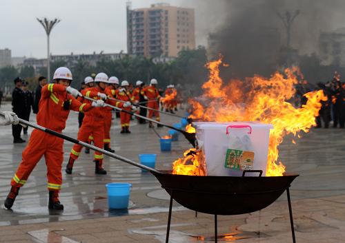 3月10日,消防隊員在廣西寧明縣花山廣場點火焚燒中越邊境繳獲的毒品。當日,中越“邊境聯(lián)合掃毒廣西行動”焚燒毒品活動在廣西寧明縣花山廣場舉行,現(xiàn)場焚燒2013年以來在中越邊境繳獲的海洛因等毒品1000公斤,以顯示兩國聯(lián)合打擊毒品交易的決心。新華社記者 李斌 攝