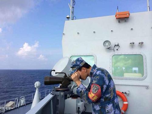 3月10日,駛向飛機失聯(lián)海區(qū)途中,井岡山艦值班軍人在觀察海面情況。3月10日,中國海軍綿陽艦凌晨抵達馬航飛機失聯(lián)海區(qū),目前已展開搜救。井岡山艦、昆侖山艦、??谂灥热臆娕灷^續(xù)向目的地航渡,并全面做好搜索救援準備。新華社記者 白瑞雪 攝