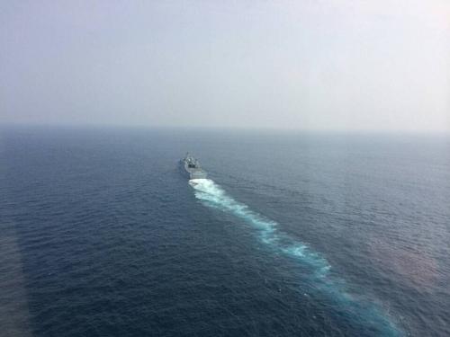 這是3月9日拍攝的全速駛向馬航飛機失聯(lián)海區(qū)的中國海軍井岡山艦。新華社記者 白瑞雪 攝