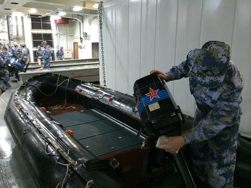 3月10日,駛向飛機失聯(lián)海區(qū)途中,井岡山艦陸戰(zhàn)分隊隊員對橡皮艇、沖鋒舟等進行裝備檢查。新華社記者 白瑞雪 攝
