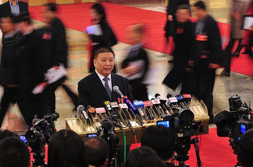 3月10日,國土資源部部長姜大明在北京人民大會(huì)堂接受采訪。姜大明當(dāng)日說,針對(duì)小產(chǎn)權(quán)房出現(xiàn)的反彈和亂建現(xiàn)象,正聯(lián)合住建部部署剎風(fēng)治亂行動(dòng)。新華社記者 肖藝九 攝
