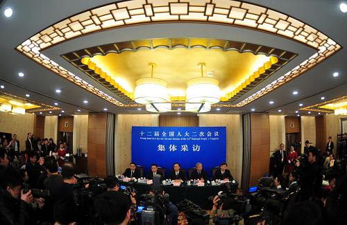 3月10日,十二屆全國(guó)人大二次會(huì)議新聞中心在北京梅地亞中心舉行集體采訪,邀請(qǐng)四位全國(guó)人大代表王昌、徐一平、謝超英、王海林就“走新型工業(yè)化道路,打造經(jīng)濟(jì)升級(jí)版”的相關(guān)問(wèn)題回答中外記者的提問(wèn)。新華社記者 肖藝九 攝