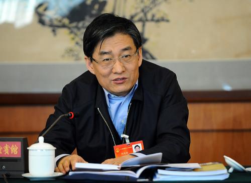 全國人大代表、遼寧省錦州市市長劉鳳海說,地方債務(wù)是普遍的、不能回避的問題,地方政府不能只想借錢,不想償債,地方政府要有還債積極性和融資新辦法。“破解地方政府資金難題,不僅要建立一套融、投、建、管、還機(jī)制,而且要創(chuàng)建多種融資平臺,從市場融資,化解債務(wù)風(fēng)險。”劉鳳海建議,必須加大資源整合力度,資產(chǎn)經(jīng)營力度,資本運作力度。新華社記者 楊青 攝