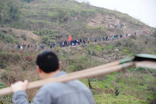 3月12日,重慶居民前往涪陵區(qū)北山坪的荒山參加義務(wù)植樹活動。新華社記者 李健 攝