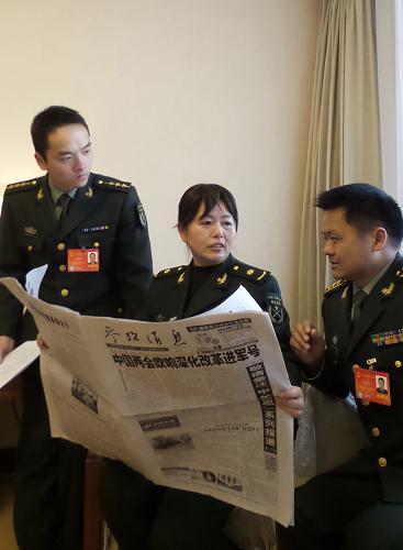 3月12日,軍隊代表們熱議《參考消息》上連續(xù)刊載的“軍事名家的甲午殤思”系列報道。今年,又逢甲午。兩會上,發(fā)生在120年前的甲午戰(zhàn)爭成為軍隊代表委員的熱議話題,《參考消息》連續(xù)刊載的“軍事名家的甲午殤思”引起強烈共鳴。 “勿忘國恥,勿忘軍恥。知恥者近乎勇。”全國政協(xié)委員、海軍信息化專家咨詢委員會主任尹卓道出了中國軍人的心聲,“我們一定要從血淚史、屈辱史中吸取教訓(xùn),決不能讓歷史悲劇重演。” 新華社記者 李剛 攝