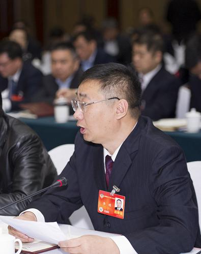全國(guó)政協(xié)委員李嶸建議加強(qiáng)留學(xué)人員創(chuàng)業(yè)園服務(wù)體系建設(shè),建立留創(chuàng)園公共服務(wù)信息平臺(tái),完善投融資體系,大力扶持民營(yíng)留創(chuàng)園。新華社記者 黃敬文 攝