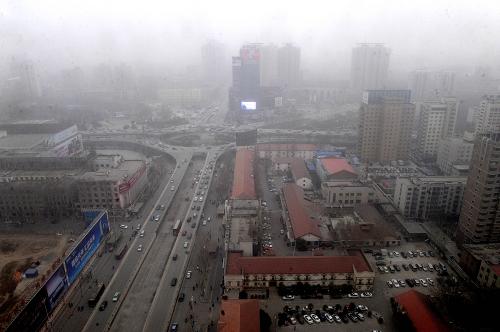 3月12日,河南鄭州市區(qū)籠罩在沙塵中。當(dāng)日,河南省鄭州市出現(xiàn)大風(fēng)降溫天氣,并伴有揚(yáng)沙和浮塵。河南省氣象臺(tái)發(fā)布大風(fēng)藍(lán)色預(yù)警,提醒人們注意防范。新華社記者 朱祥 攝