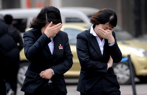 3月12日,兩名行人行走在鄭州街頭。新華社記者 朱祥 攝